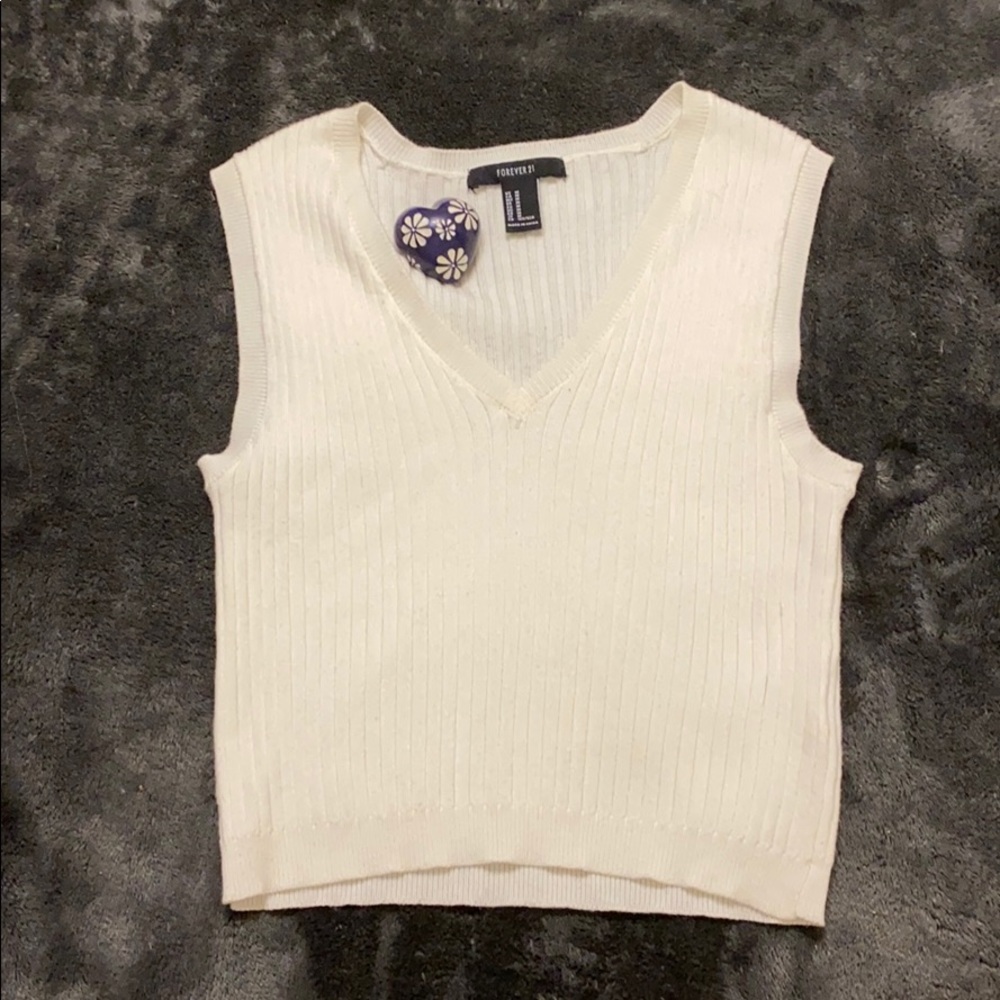 3/10$🛍 Forever 21 white sweater crop top